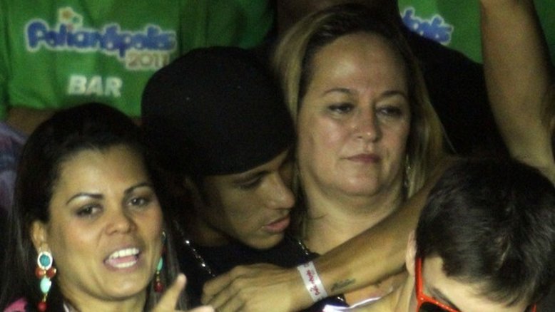 Neymar na companhia da mãe