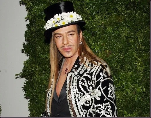 John Galliano pede desculpas