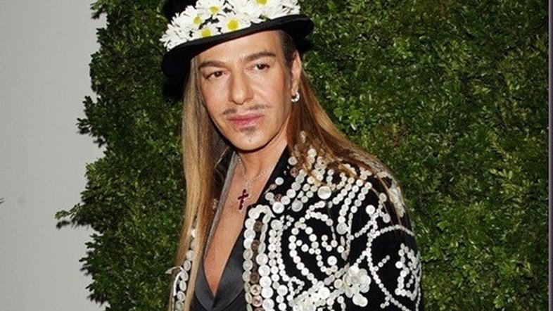 John Galliano pede desculpas