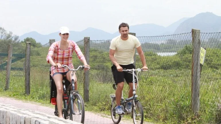Murilo Rosa e Fernanda Tavares de bike