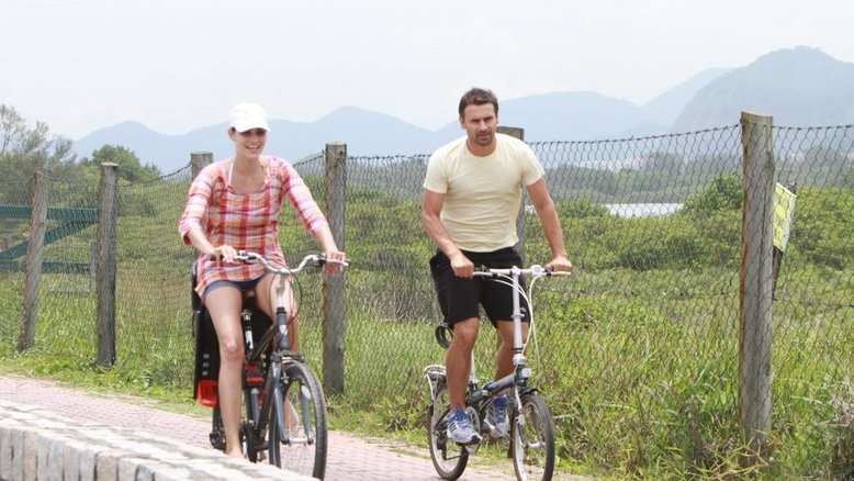 Murilo Rosa e Fernanda Tavares de bike
