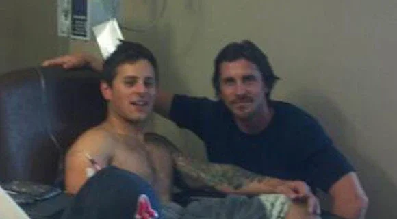 Christian Bale visita as vítimas
