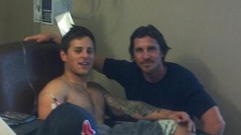 Christian Bale visita as vítimas