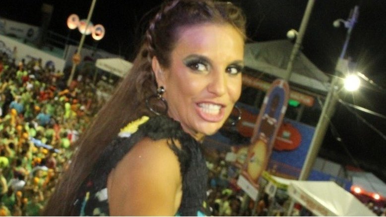 "Vocês sabem que sou gostosa", diz Ivete Sangalo em trio elétrico