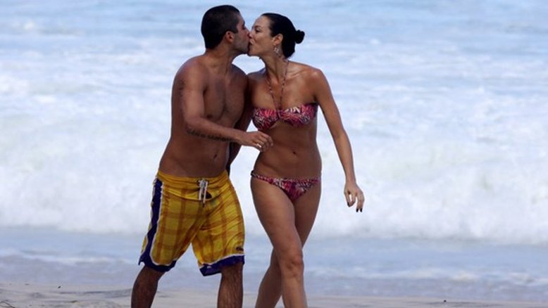 Luana e Pedro na praia