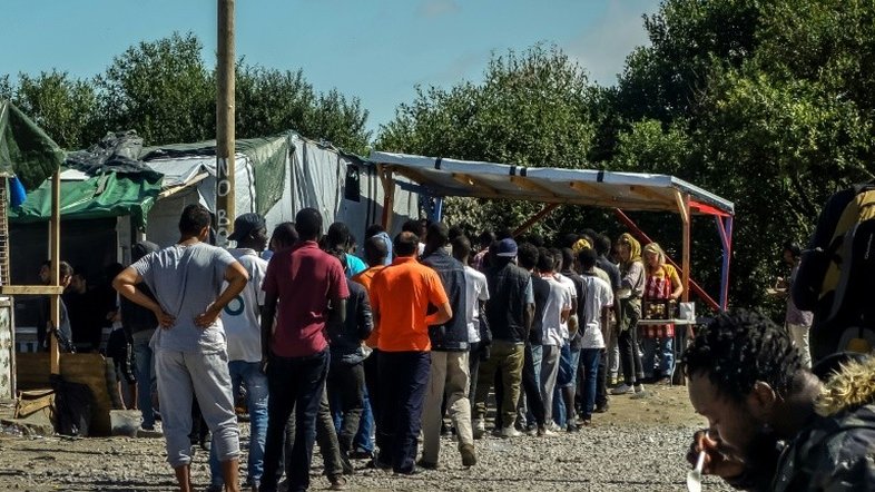 Mais de 9 mil migrantes vivem atualmente em acampamento na França