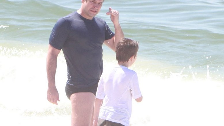 Murilo Benício e Pietro na praia