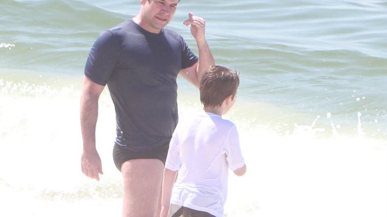 Murilo Benício e Pietro na praia