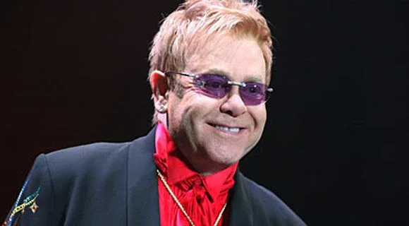 Elton John é hospitalizado