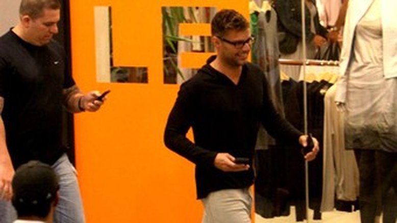 Ricky Martin faz compras na Barra