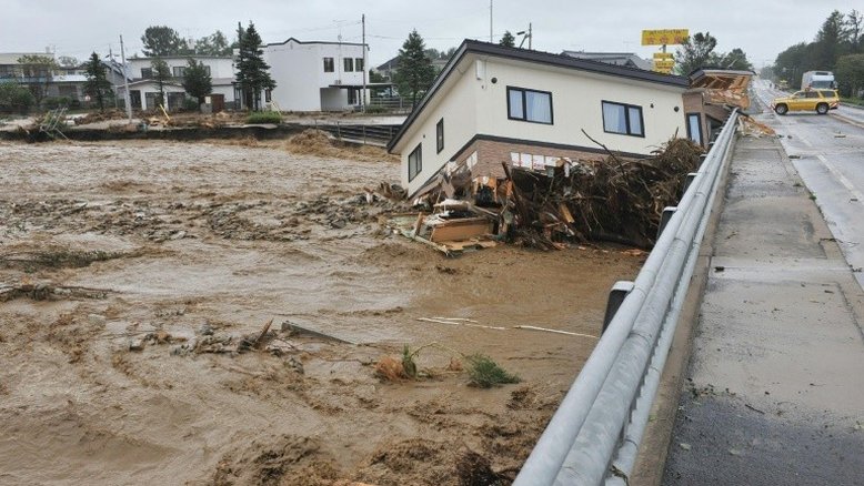 Tufão deixa 11 mortos no Japão
