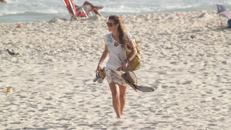 Christine Fernandes se bronzeando