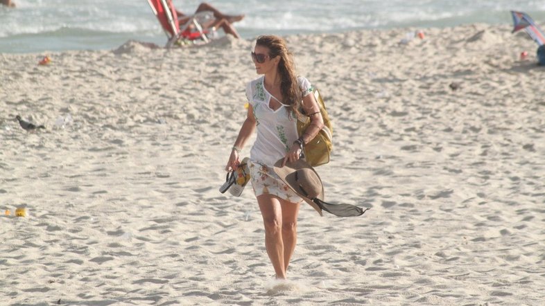 Christine Fernandes se bronzeando