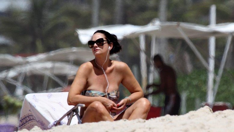 Mãe e filha na praia