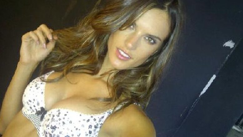 Alessandra Ambrósio de lingerie