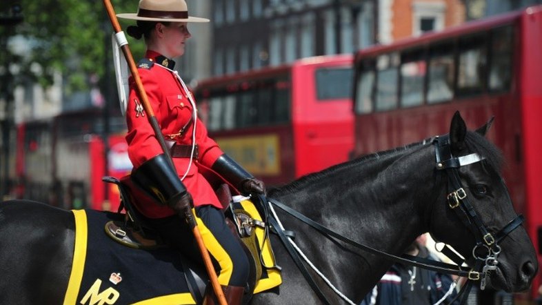 Canadá autoriza uso do véu islâmico para mulheres policiais