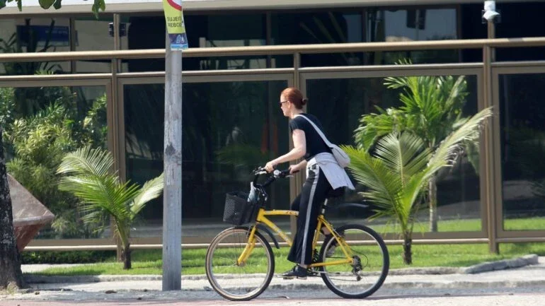 Julia Lemmertz na bicicleta