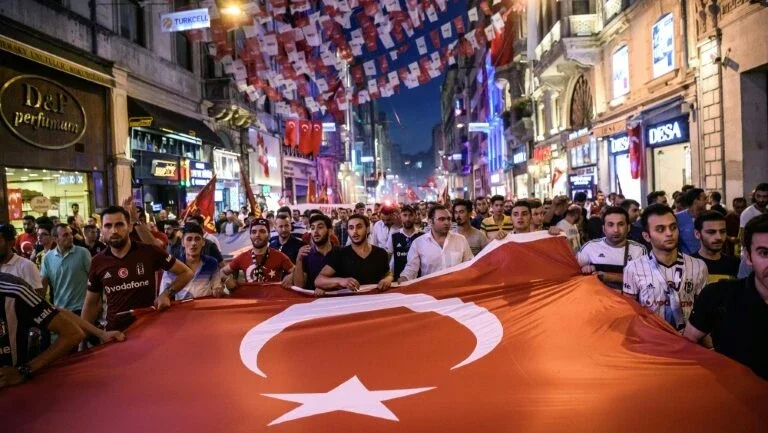 Turquia destitui 94 árbitros e funcionários da Federação de Futebol após golpe