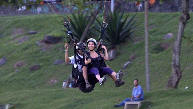 Elsa Pataky voa de parapente