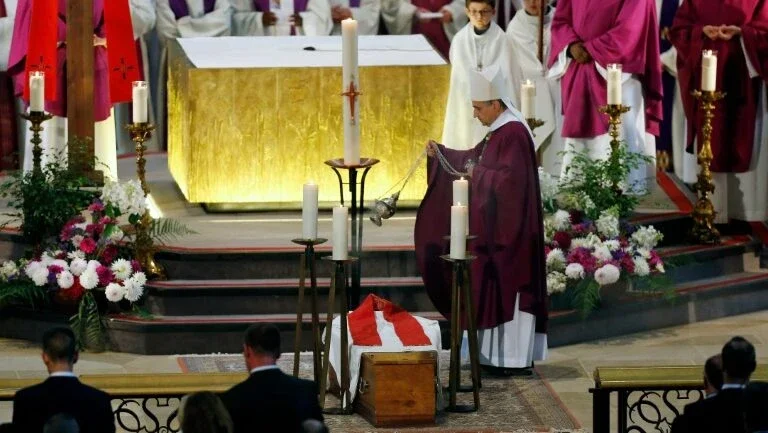 França realiza funeral de padre francês degolado por extremistas