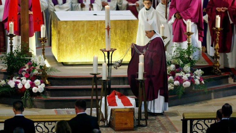 França realiza funeral de padre francês degolado por extremistas