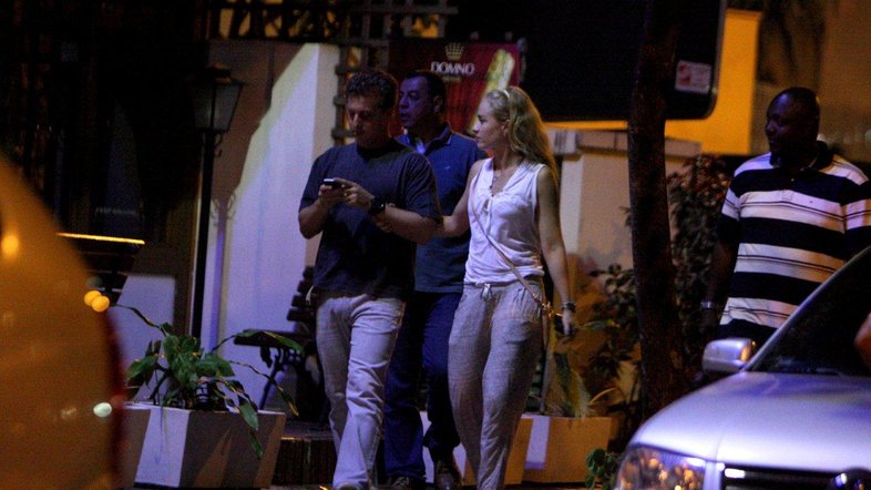 Angélica e Luciano Huck namoram na Barra