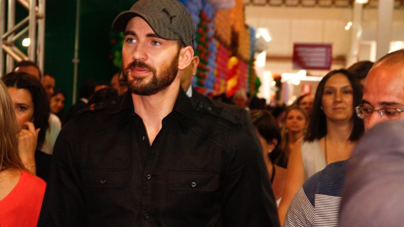 Chris Evans em feira de brinquedo