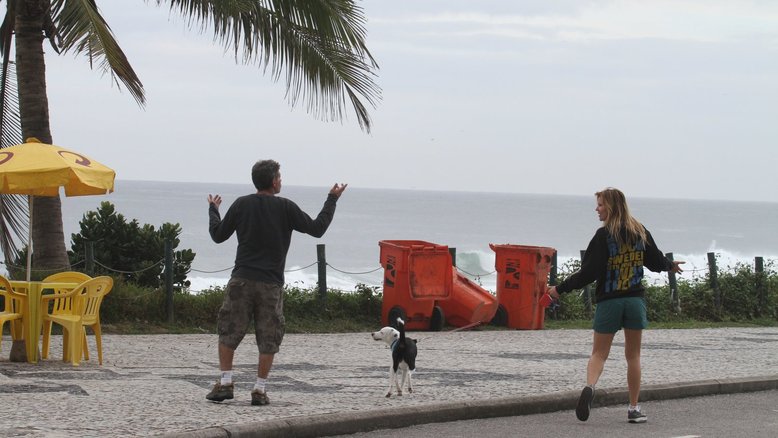 Ellen Jabour caminhando com seu cachorro
