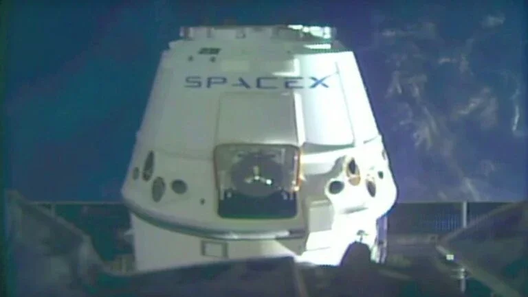 Nave de carga Dragon da SpaceX aterriza no Pacífico