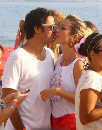 Bruno Mazzeo e Juliana Didone em clima de romance