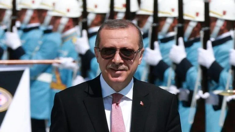 Erdogan mostra seu poder em gigantesca manifestação em Istambul
