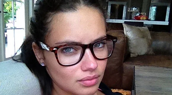 Adriana Lima versão nerd
