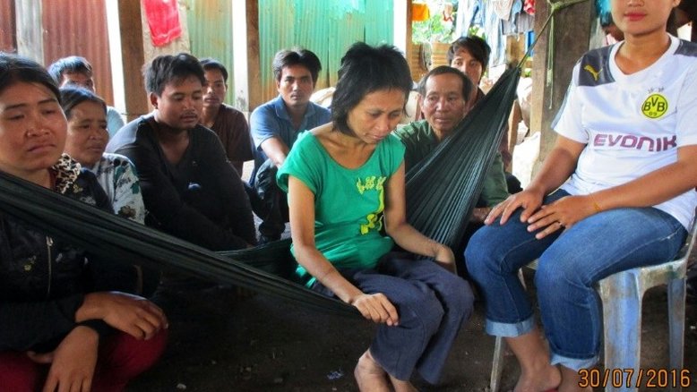 'Mulher da selva' do Camboja se reúne com a família