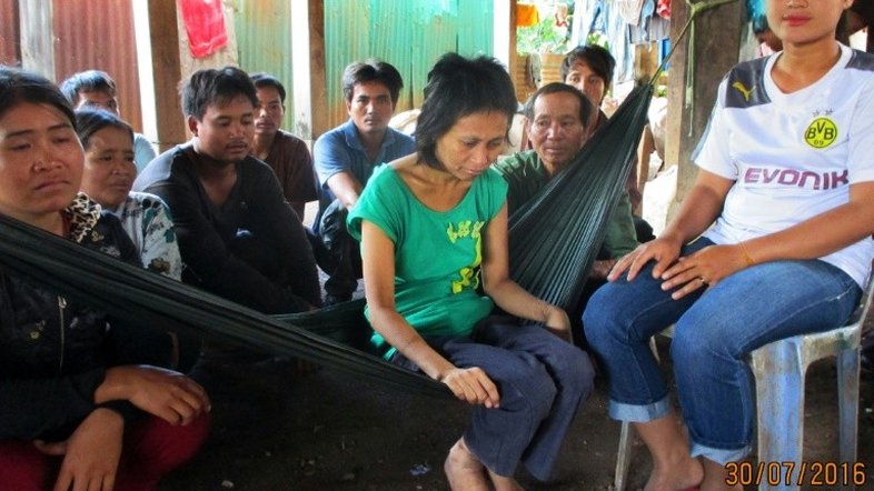 'Mulher da selva' do Camboja se reúne com a família