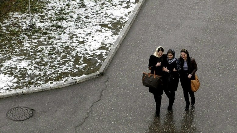 Clérigo muçulmano pede ablação de todas as mulheres na Rússia