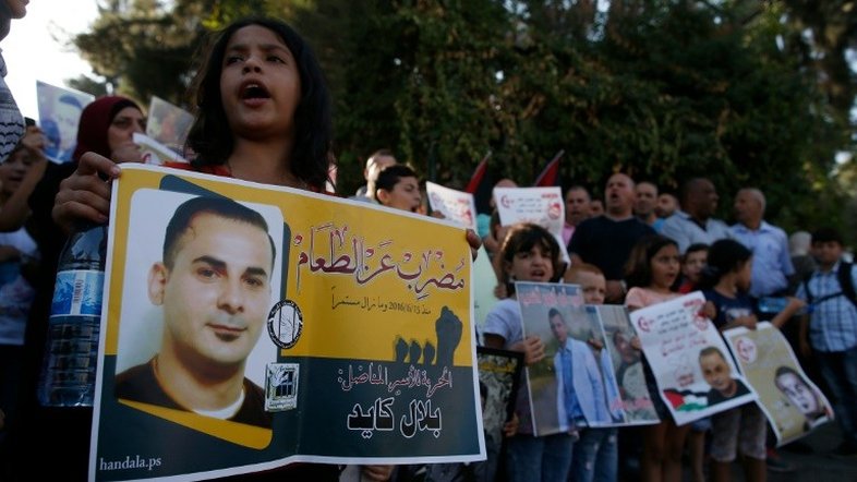 Cerca de 400 palestinos detidos em Israel fazem greve de fome