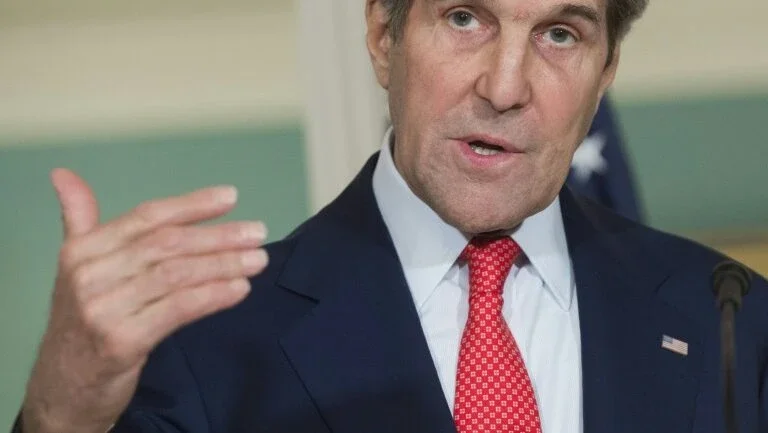 Kerry pede a poder eleitoral venezuelano que não atrase referendo contra Maduro