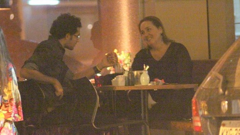 Claudia Jimenez janta com amigo no Rio