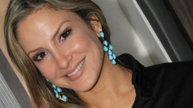 Claudia Leitte adia coletiva