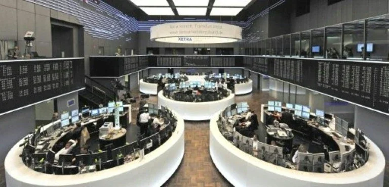 Bolsas europeias começam a semana com cautela e altas moderadas