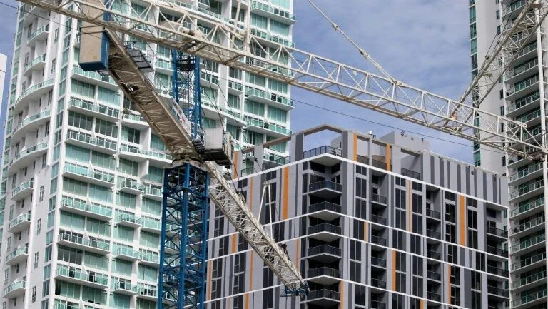 EUA: gastos em construção caem pelo terceiro mês consecutivo