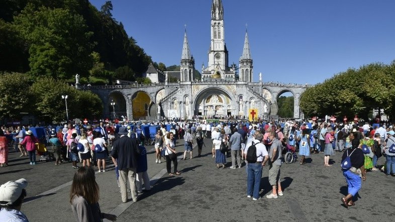 Católicos rezam pela França em Lourdes em meio a fortes medidas de segurança