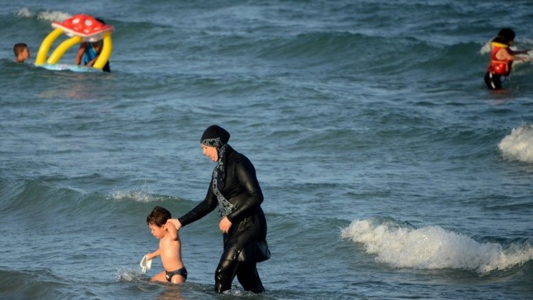 Proibição de uso do burkini gera controvérsia na França