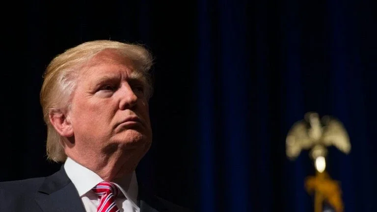 Trump tenta fazer as pazes com republicanos