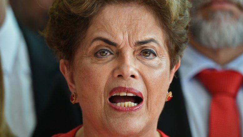 Dilma Rousseff sofre impeachment, mas mantém direitos políticos