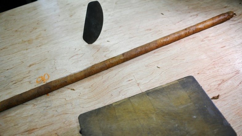 Cubano produz charuto de 90 metros pelos 90 anos de Fidel Castro