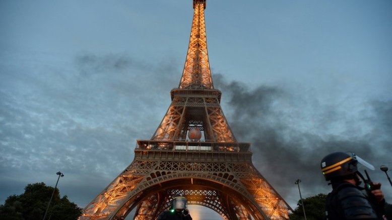 Torre Eiffel é evacuada após engano de funcionário