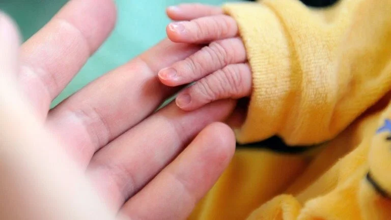 Bebê nasce durante voo de Dubai às Filipinas