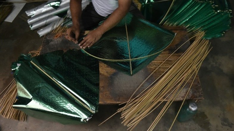 Três pessoas morrem degoladas por fios de pipa na Índia