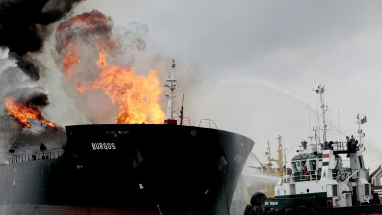 Navio da Pemex está há 24 horas em chamas no Golfo do México